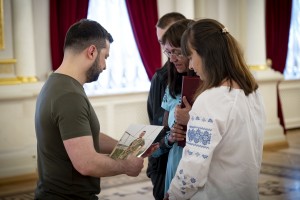 Президент Володимир Зеленський вручив ордени «Золота Зірка» українським військовослужбовцям, яким присвоєно звання Героя України, а також членам родин загиблих захисників, удостоєних цього звання посмертно, 23 травня 2022 року.