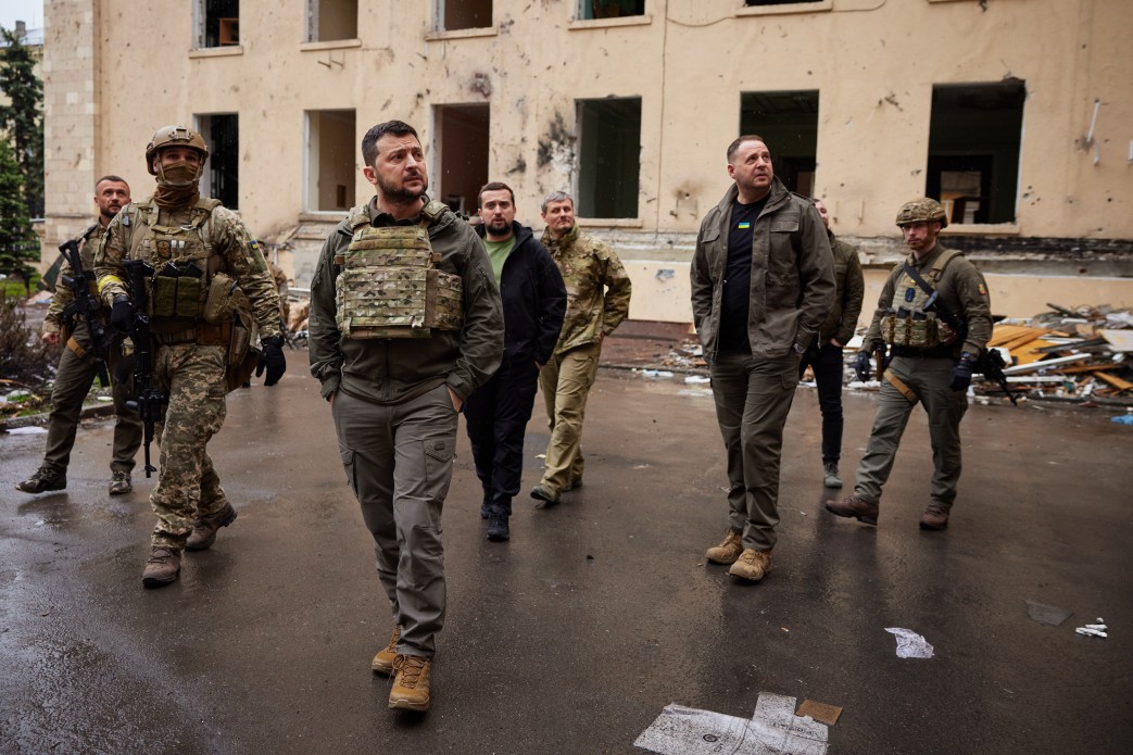 Під час поїздки до Харківської області Президент України Володимир Зеленський оглянув адміністративні будівлі Харкова, які зазнали руйнувань унаслідок ракетних обстрілів з боку російської армії, 29 травня 2022 року. 