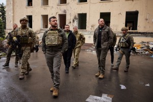 Під час поїздки до Харківської області Президент України Володимир Зеленський оглянув адміністративні будівлі Харкова, які зазнали руйнувань унаслідок ракетних обстрілів з боку російської армії, 29 травня 2022 року. 