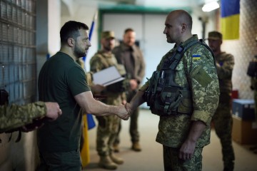 Volodymyr Zelenskyy visited the positions of Ukrainian troops in the area of Bakhmut and Lysychansk 
