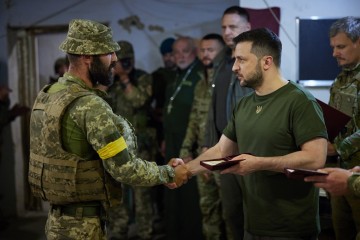 Volodymyr Zelenskyy visited the frontline positions of the Ukrainian troops in the Mykolaiv region and awarded the defenders