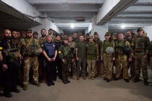 Президент України Володимир Зеленський відвідав передові позиції українських військ у Миколаївській області. Глава держави поспілкувався із захисниками та вручив їм державні нагороди, 18 червня 2022 року.