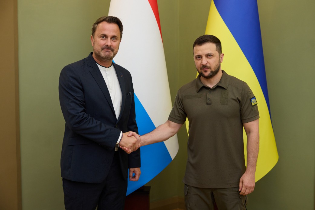 Президент України Володимир Зеленський провів зустріч з Прем'єр-міністром Люксембургу Ксав'є Бетелем, який перебуває в нашій країні з візитом. Глава держави висловив подяку Прем’єр-міністру Люксембургу за допомогу, яку його країна та він особисто надає Україні з перших днів повномасштабної війни Росії проти нашої держави, 21 червня 2022 року.