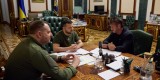 Президент України Володимир Зеленський зустрівся з американським актором, кінорежисером, сценаристом і продюсером, лауреатом премії «Оскар» Шоном Пенном, який прибув до нашої країни для зйомок документального фільму, 28 червня 2022 року. 