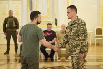 Президент вручив ордени «Золота Зірка» українським захисникам і рідним військовослужбовців, удостоєних звання Героя України