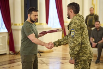 Зустріч Президента з українськими захисниками та рідними військовослужбовців, удостоєних звання Героя України