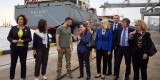 Під час робочої поїздки до Одеської області Президент України Володимир Зеленський ознайомився із завантаженням українського збіжжя на судно-зерновоз для подальшого експорту. Разом з Главою держави з процесом завантаження зерна ознайомилися представники дипломатичного корпусу, акредитованого в Україні, 29 липня 2022 року.