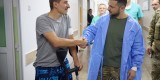 Під час робочої поїздки до Одеської області Президент України Володимир Зеленський відвідав українських захисників, які проходять лікування в одному з медичних закладів, 29 липня 2022 року.