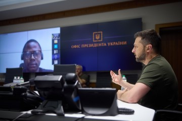 Не можна бути нейтральним до війни, яку веде Росія проти України – Володимир Зеленський під час спілкування з представниками африканських ЗМІ 