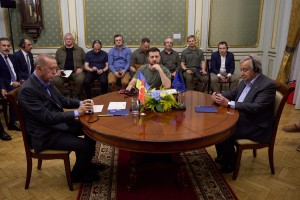 Президент України Володимир Зеленський, Президент Турецької Республіки Реджеп Таїп Ердоган та Генеральний секретар ООН Антоніу Гутерріш під час тристоронньої зустрічі у Львові обговорили експортну зернову ініціативу, небезпечні дії Росії навколо Запорізької атомної станції, питання захисту та звільнення українських полонених і створення Спеціального трибуналу щодо злочину агресії Росії проти України, 18 серпня 2022 року. 