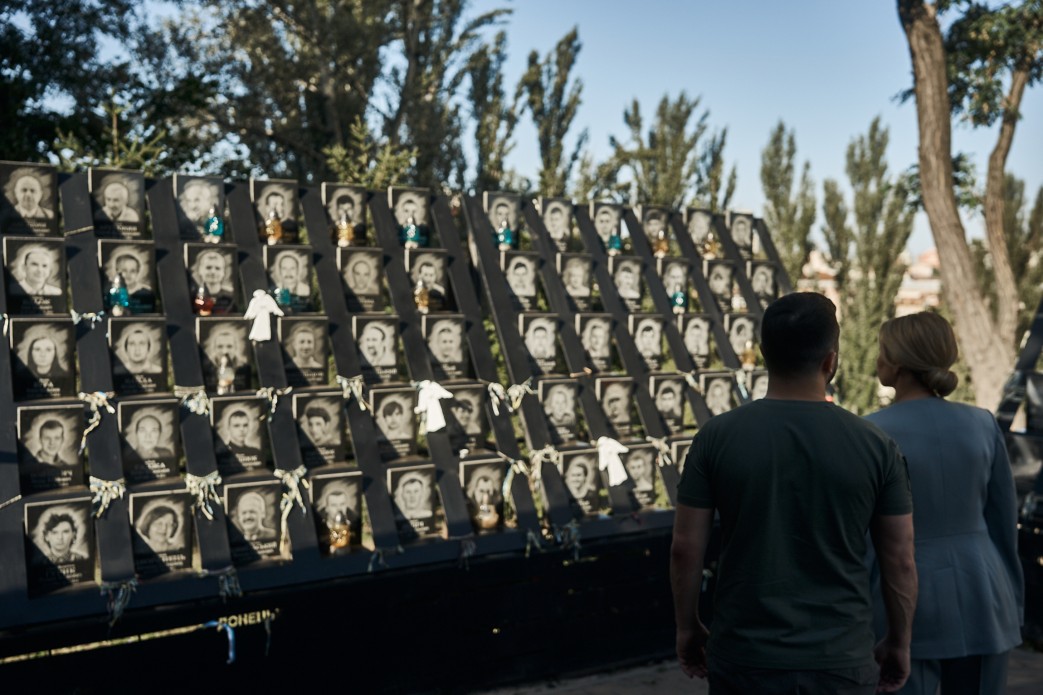 В День Независимости Президент и первая леди почтили память Героев Небесной Сотни