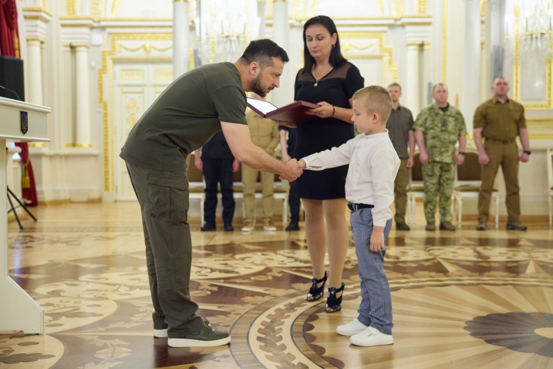 Президент вручив ордени «Золота Зірка» рідним загиблих українських захисників, удостоєних звання Героя України (ФОТО) 1