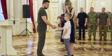 У День пам’яті захисників України, які загинули в боротьбі за незалежність, суверенітет і територіальну цілісність нашої держави, Президент Володимир Зеленський передав ордени «Золота Зірка» членам родин воїнів, удостоєних звання Героя України посмертно, 29 серпня 2022 року. 