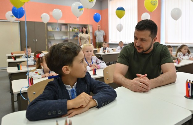 Володимир Зеленський відвідав відновлену після бойових дій школу в Ірпені та ознайомився з організацією навчального процесу в умовах воєнного стану
