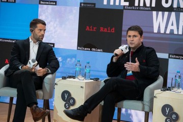 Російська пропаганда сьогодні вкрай примітивна, передбачувана та відразлива, а тому не діє так, як раніше – Михайло Подоляк на зустрічі YES