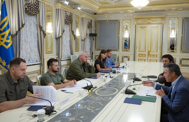 Главі держави презентували пакет рекомендацій щодо безпекових гарантій для України, який підготувала група Єрмака-Расмуссена