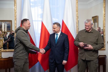 Андрій Єрмак зустрівся з Президентом Польщі та отримав з його рук високу нагороду