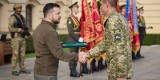У День захисників і захисниць України Президент Володимир Зеленський вручив ордени «Золота Зірка», відзнаки «Хрест бойових заслуг» і присвоїв почесні найменування військовим частинам, 14 жовтня 2022 року.