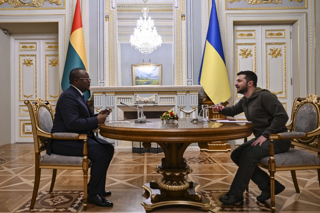 Президент України Володимир Зеленський провів зустріч з Президентом Республіки Гвінея-Бісау, головою Економічного співтовариства держав Західної Африки (ECOWAS) Умару Сісоку Ембало, який прибув до нашої країни з візитом. Відбулися перші в історії двосторонніх відносин переговори на найвищому рівні, 26 жовтня 2022 року.