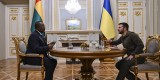 Президент України Володимир Зеленський провів зустріч з Президентом Республіки Гвінея-Бісау, головою Економічного співтовариства держав Західної Африки (ECOWAS) Умару Сісоку Ембало, який прибув до нашої країни з візитом. Відбулися перші в історії двосторонніх відносин переговори на найвищому рівні, 26 жовтня 2022 року.
