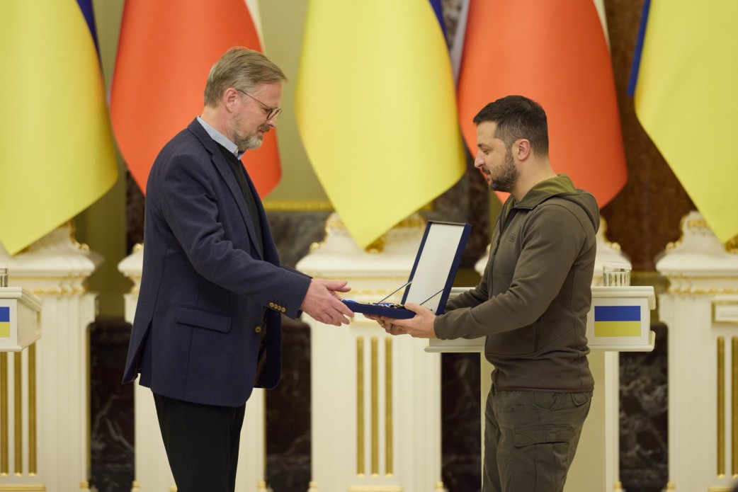 Президент України Володимир Зеленський провів зустріч з Прем’єр-міністром Чеської Республіки Петром Фіалою, який перебуває в нашій країні з візитом. Володимир Зеленський нагородив Петра Фіалу орденом Ярослава Мудрого І ступеня, яким Прем’єр-міністра було відзначено за визначний особистий внесок у розвиток українсько-чеського міждержавного співробітництва, підтримку незалежності й територіальної цілісності України, 31 жовтня 2022 року.