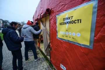 У Херсоні відкрилися «Пункти Незламності», де містяни можуть зарядити телефони й зігрітися