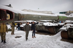 Президент України Володимир Зеленський і Прем’єр-міністр Великої Британії Ріші Сунак, який перебуває в нашій країні з візитом, ушанували пам’ять українських захисників та оглянули виставку знищеної військової техніки російських окупантів, яку розгорнуто на Михайлівській площі, 19 листопада 2022 року. 