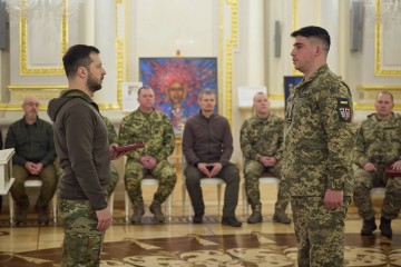 Участь Президента України у церемонії вручення державних нагород з нагоди Дня Гідності та Свободи і Дня Десантно-штурмових військ 