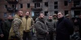 Президент України Володимир Зеленський оглянув житловий будинок у Вишгороді, пошкоджений унаслідок російської ракетної атаки, та побував у Пунктах Незламності, 25 листопада 2022 року. 