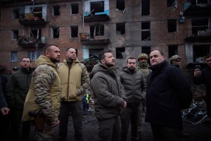 Президент України Володимир Зеленський оглянув житловий будинок у Вишгороді, пошкоджений унаслідок російської ракетної атаки, та побував у Пунктах Незламності, 25 листопада 2022 року. 
