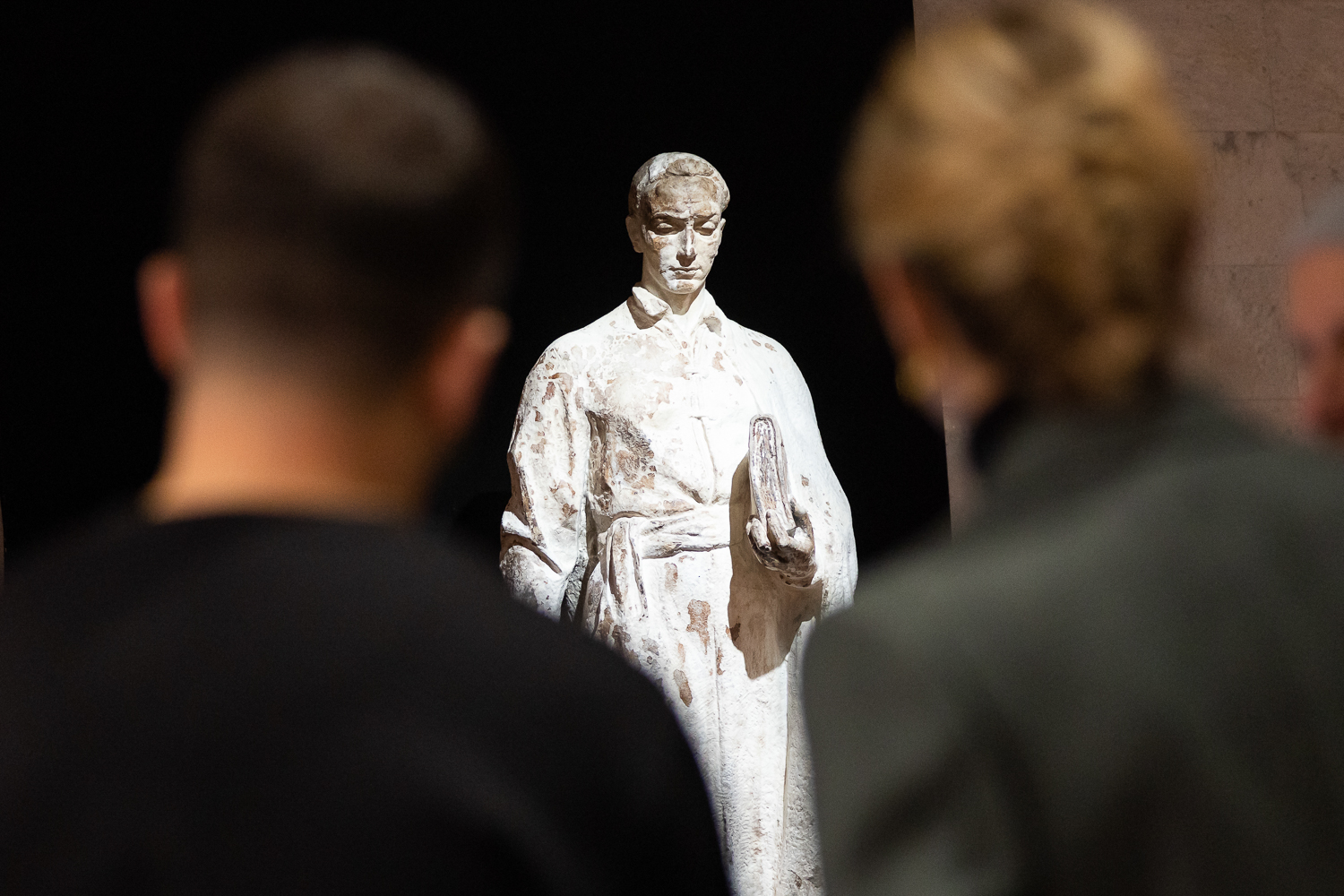 Президент України Володимир Зеленський і перша леді Олена Зеленська відвідали виставку «Світ Сковороди», яка відкрилася в Національному центрі «Український дім» до 300-річчя з дня народження видатного українського мислителя й письменника Григорія Сковороди, 3 грудня 2022 року.