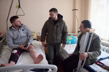 Volodymyr Zelenskyy visited wounded defenders of Ukraine in the Kharkiv region and presented state awards to combat medics