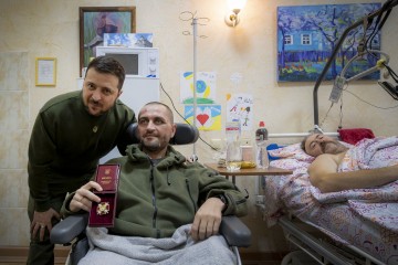 After returning from the east, the President of Ukraine visited the wounded defenders in one of the Kyiv medical facilities