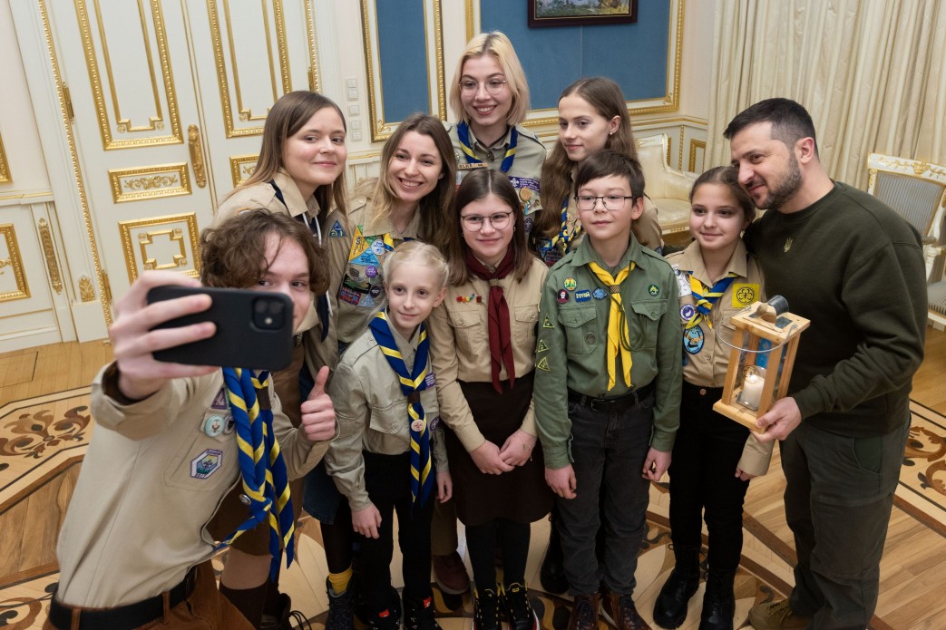 Президент України Володимир Зеленський зустрівся з представниками скаутських організацій та отримав від них Вифлеємський вогонь миру, 14 грудня 2022 року. 