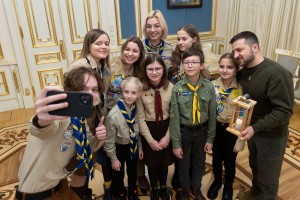 Президент України Володимир Зеленський зустрівся з представниками скаутських організацій та отримав від них Вифлеємський вогонь миру, 14 грудня 2022 року. 