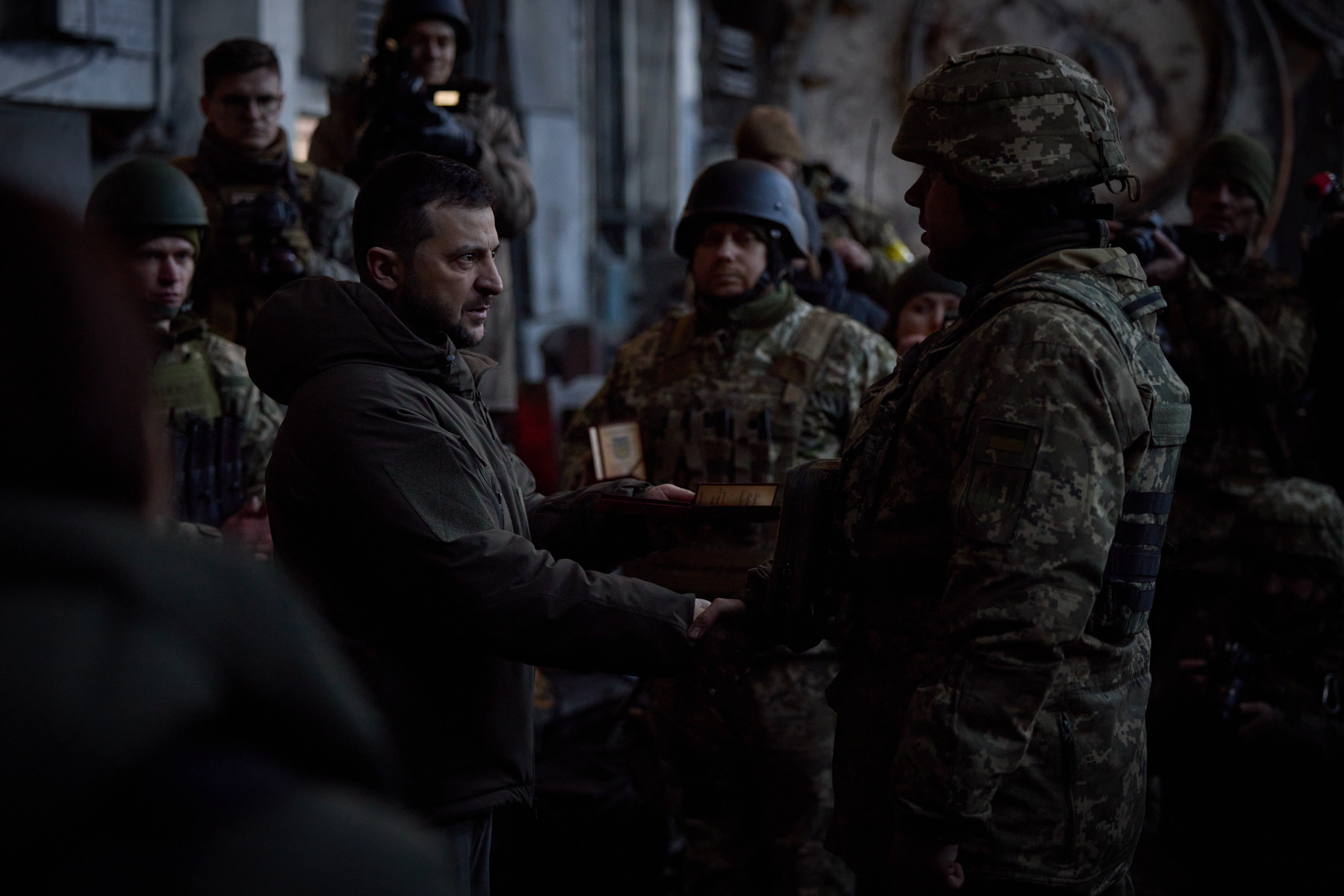 Президент України Володимир Зеленський побував із робочою поїздкою в Донецькій області, де зустрівся з українськими військовими, які обороняють місто Бахмут, 20 грудня 2022 року.