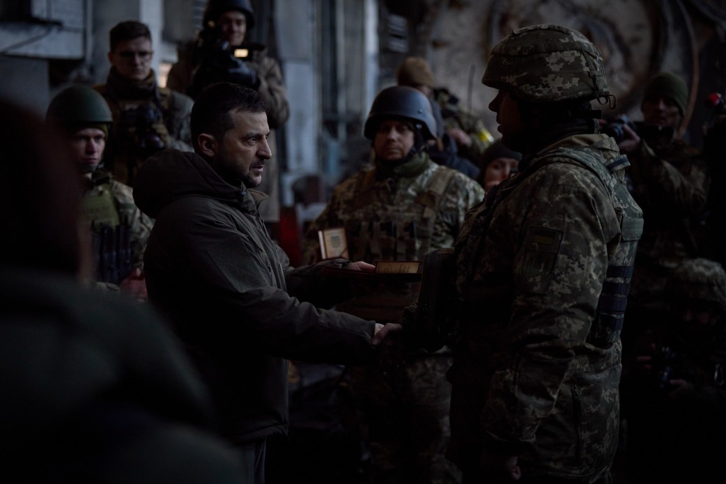 Президент України Володимир Зеленський побував із робочою поїздкою в Донецькій області, де зустрівся з українськими військовими, які обороняють місто Бахмут, 20 грудня 2022 року. 