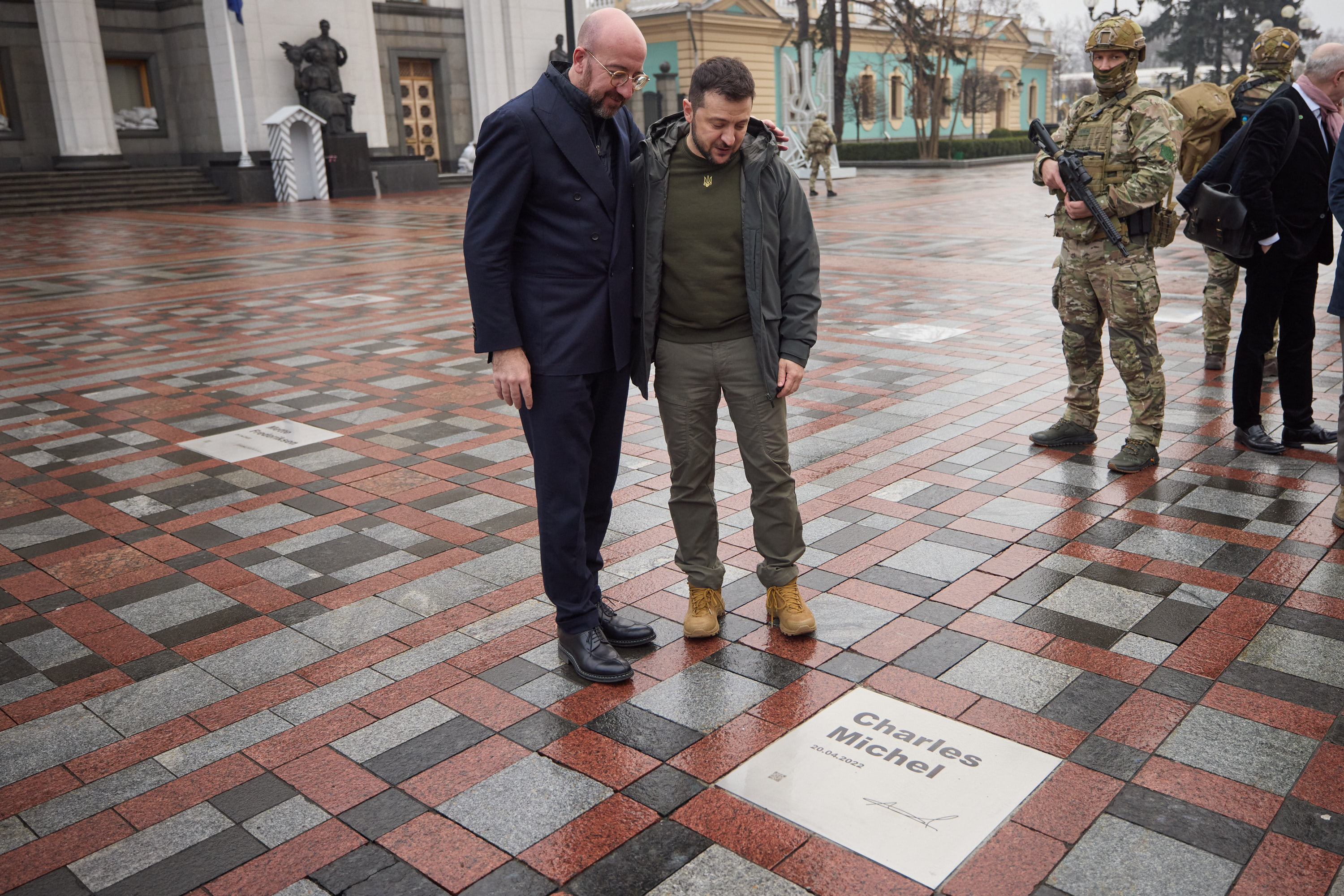 Президент України Володимир Зеленський і Президент Європейської ради Шарль Мішель після завершення перемовин у Києві відвідали Алею сміливості на площі Конституції та взяли участь у відкритті іменної таблички, присвяченої європейському лідеру, 19 січня 2023 року.