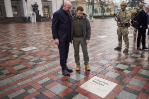 Президент України Володимир Зеленський і Президент Європейської ради Шарль Мішель після завершення перемовин у Києві відвідали Алею сміливості на площі Конституції та взяли участь у відкритті іменної таблички, присвяченої європейському лідеру, 19 січня 2023 року.