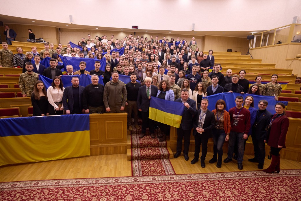 У День Соборності України відбулася зустріч Президента Володимира Зеленського та колишнього Прем’єр-міністра Великої Британії, члена британського парламенту Бориса Джонсона зі студентами та викладачами Київського національного університету імені Тараса Шевченка, 22 січня 2023 року.