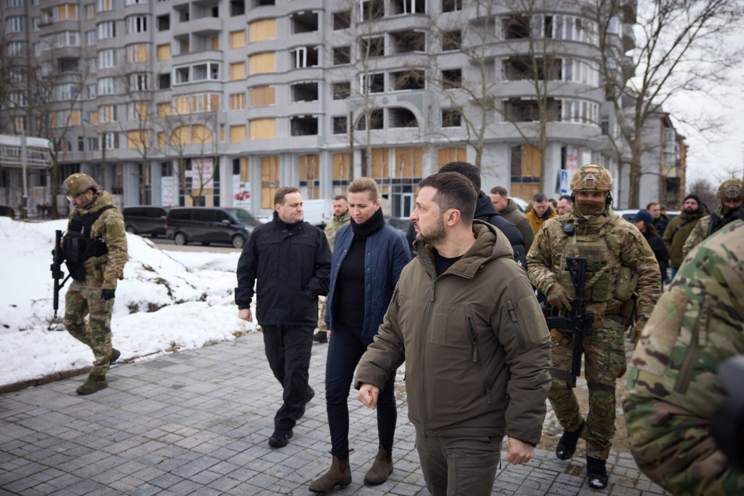 Президент України Володимир Зеленський і Прем’єр-міністр Данії Метте Фредеріксен відвідали Миколаїв у межах шефства, яке Королівство взяло над відновленням міста. Глава держави й очільник данського уряду оглянули будівлю Миколаївської обласної військової адміністрації, яку було частково зруйновано внаслідок російського ракетного обстрілу, 30 січня 2023 року.