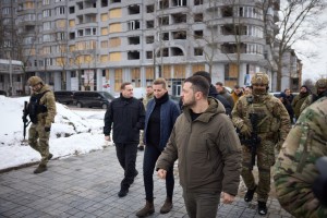 Президент України Володимир Зеленський і Прем’єр-міністр Данії Метте Фредеріксен відвідали Миколаїв у межах шефства, яке Королівство взяло над відновленням міста. Глава держави й очільник данського уряду оглянули будівлю Миколаївської обласної військової адміністрації, яку було частково зруйновано внаслідок російського ракетного обстрілу, 30 січня 2023 року.
