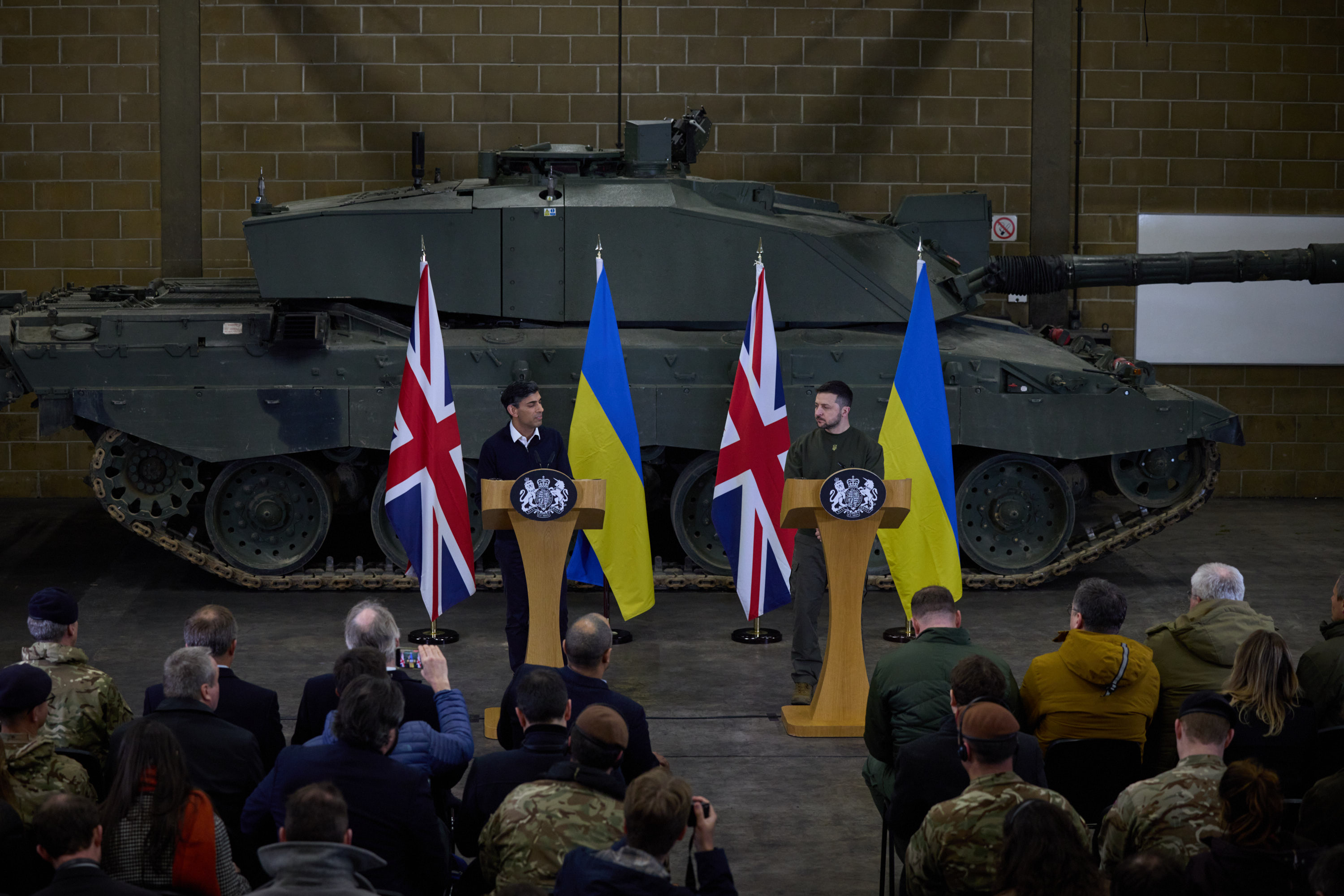 У межах візиту до Великої Британії Президент України Володимир Зеленський разом із Прем’єр-міністром Сполученого Королівства Ріші Сунаком відвідав військову базу Bovington Camp, на якій відбувається підготовка українських військовослужбовців, 8 лютого 2023 року.