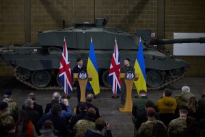 У межах візиту до Великої Британії Президент України Володимир Зеленський разом із Прем’єр-міністром Сполученого Королівства Ріші Сунаком відвідав військову базу Bovington Camp, на якій відбувається підготовка українських військовослужбовців, 8 лютого 2023 року. 