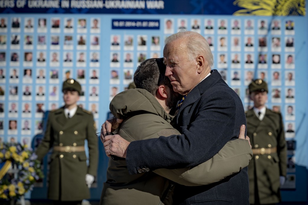 Президент України Володимир Зеленський зустрівся з Президентом Сполучених Штатів Америки Джозефом Байденом, який прибув до нашої країни з візитом уперше з початку повномасштабного російського вторгнення. Лідери України та США вшанували пам’ять загиблих українських захисників та відвідали Свято-Михайлівський Золотоверхий монастир, 20 лютого 2023 року. 