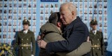 Президент України Володимир Зеленський зустрівся з Президентом Сполучених Штатів Америки Джозефом Байденом, який прибув до нашої країни з візитом уперше з початку повномасштабного російського вторгнення. Лідери України та США вшанували пам’ять загиблих українських захисників та відвідали Свято-Михайлівський Золотоверхий монастир, 20 лютого 2023 року. 