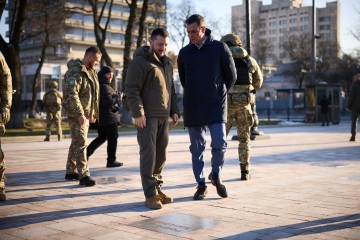 Володимир Зеленський і Педро Санчес відкрили на Алеї сміливості в Києві іменну табличку, присвячену Прем’єр-міністру Іспанії