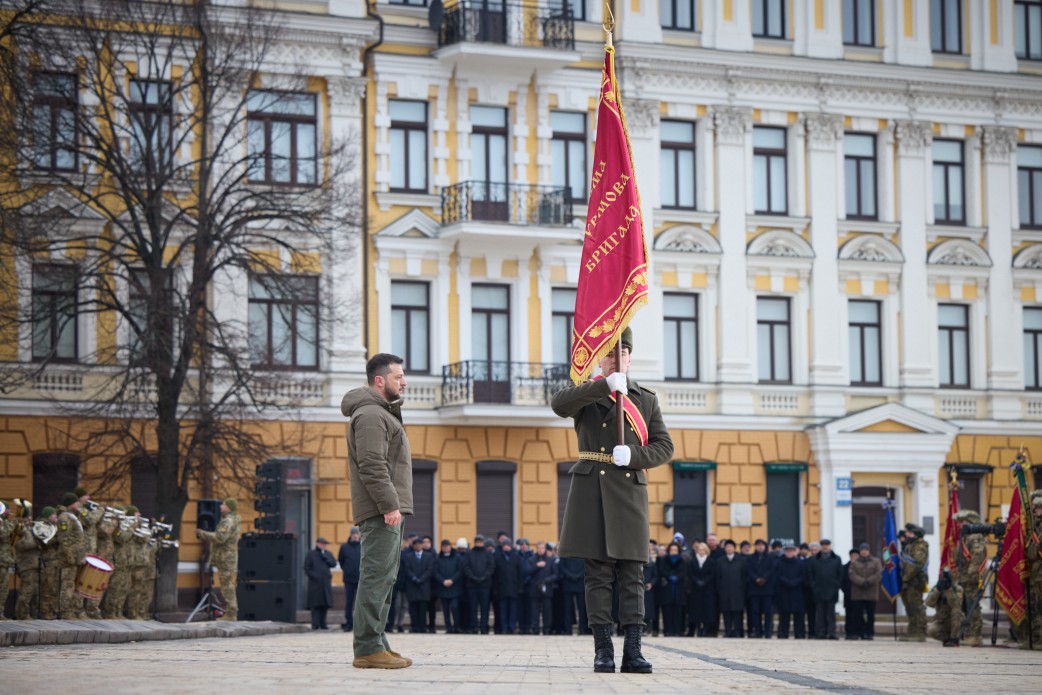 У річницю незламності Президент Володимир Зеленський вручив державні нагороди та присвоїв почесні звання військовослужбовцям і цивільним громадянам, а також передав бойові прапори військовим частинам Збройних Сил та штурмовим бригадам «Гвардії наступу», 24 лютого 2023 року. 