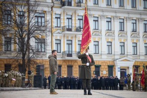 У річницю незламності Президент Володимир Зеленський вручив державні нагороди та присвоїв почесні звання військовослужбовцям і цивільним громадянам, а також передав бойові прапори військовим частинам Збройних Сил та штурмовим бригадам «Гвардії наступу», 24 лютого 2023 року. 