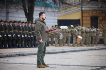 Президент нагородив українських захисників і вручив бойові прапори військовим частинам
